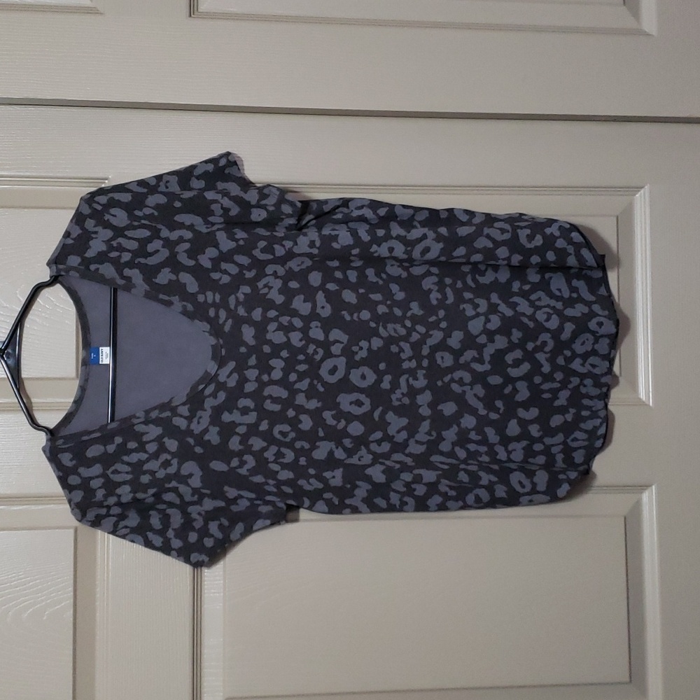 Old navy luxe animal print short sleeve v necked top size small